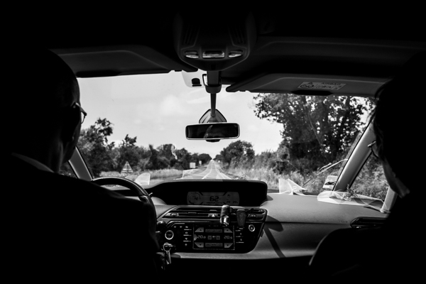 La voiture des mariés est garée devant le lieu de réception lors d'un mariage au château de la Sébrandière en Vendée