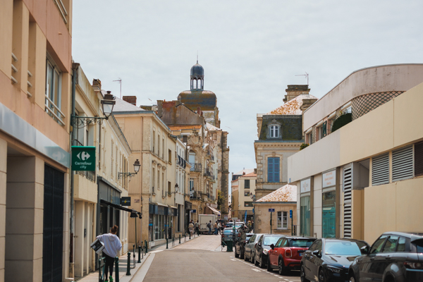 Les mariés s'embrassent dans une voiture lors d'un mariage au château de la Sébrandière en Vendée