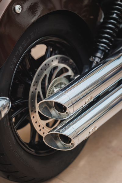 Les alliances sont posées sur la papèterie lors d'un mariage au château de la Sébrandière en Vendée