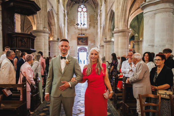 La voiture des mariés est garée devant le lieu de réception lors d'un mariage au château de la Sébrandière en Vendée