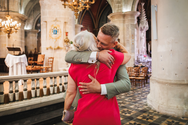 Les mariés s'embrassent dans une voiture lors d'un mariage au château de la Sébrandière en Vendée