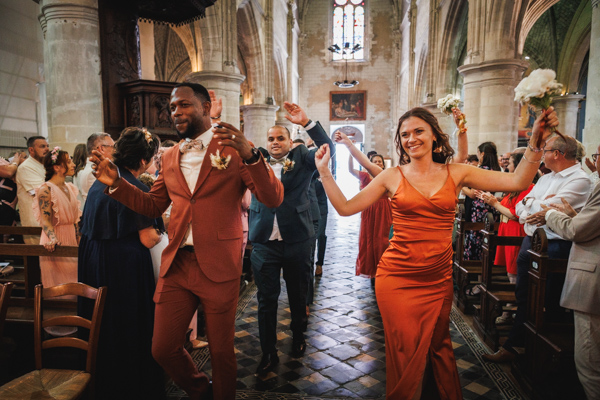 La voiture des mariés est garée devant le lieu de réception lors d'un mariage au château de la Sébrandière en Vendée