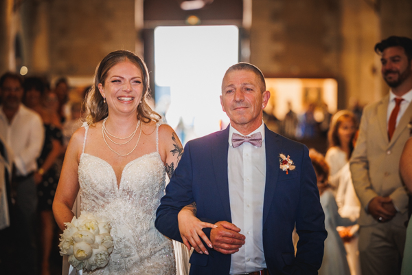 Les mariés s'embrassent dans une voiture lors d'un mariage au château de la Sébrandière en Vendée