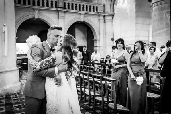 Les mariés s'embrassent dans une voiture lors d'un mariage au château de la Sébrandière en Vendée