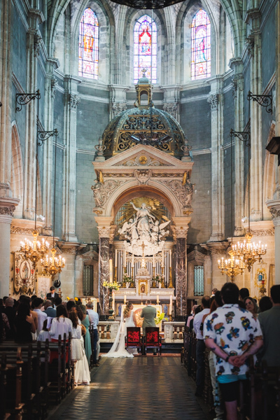 La voiture des mariés est garée devant le lieu de réception lors d'un mariage au château de la Sébrandière en Vendée