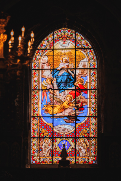 Les mariés s'embrassent dans une voiture lors d'un mariage au château de la Sébrandière en Vendée
