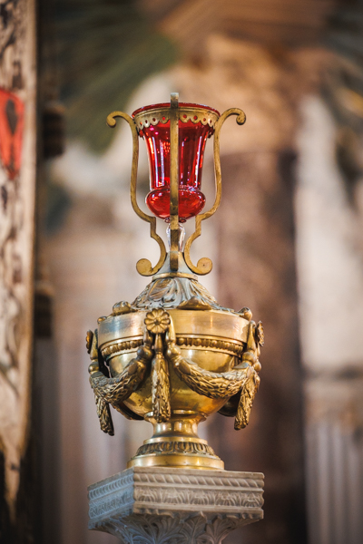 La voiture des mariés est garée devant le lieu de réception lors d'un mariage au château de la Sébrandière en Vendée