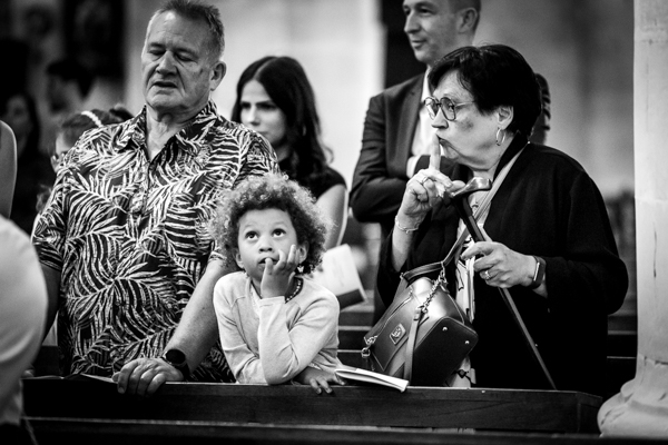 La voiture des mariés est garée devant le lieu de réception lors d'un mariage au château de la Sébrandière en Vendée