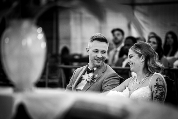 La voiture des mariés est garée devant le lieu de réception lors d'un mariage au château de la Sébrandière en Vendée