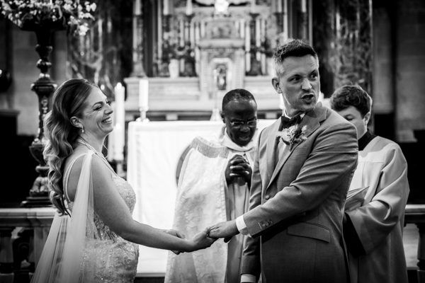 Les mariés s'embrassent dans une voiture lors d'un mariage au château de la Sébrandière en Vendée