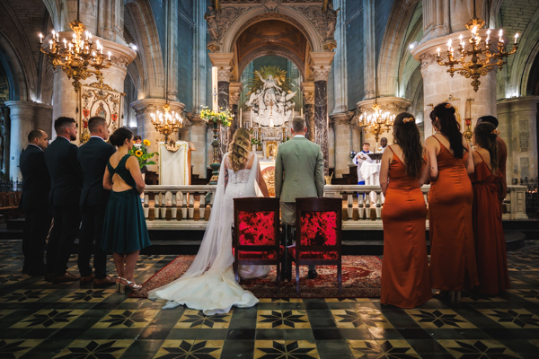 La voiture des mariés est garée devant le lieu de réception lors d'un mariage au château de la Sébrandière en Vendée
