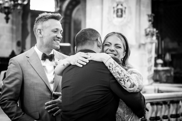 Les mariés s'embrassent dans une voiture lors d'un mariage au château de la Sébrandière en Vendée