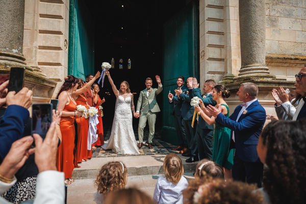 Les mariés s'embrassent dans une voiture lors d'un mariage au château de la Sébrandière en Vendée