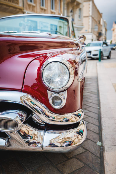 Les alliances sont posées sur la papèterie lors d'un mariage au château de la Sébrandière en Vendée