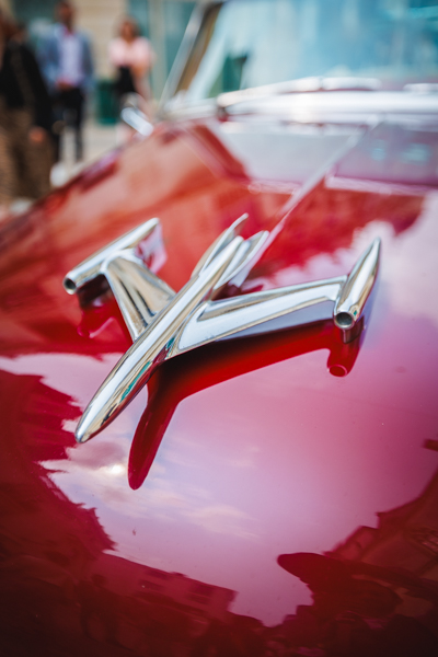 Les alliances sont posées sur la papèterie lors d'un mariage au château de la Sébrandière en Vendée