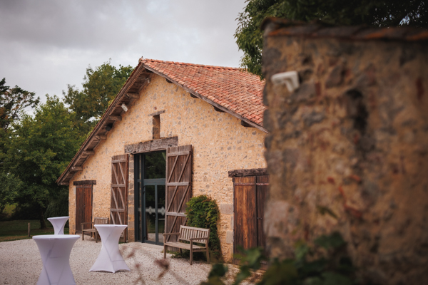 Les alliances sont posées sur la papèterie lors d'un mariage au château de la Sébrandière en Vendée