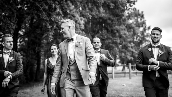 Les mariés s'embrassent dans une voiture lors d'un mariage au château de la Sébrandière en Vendée