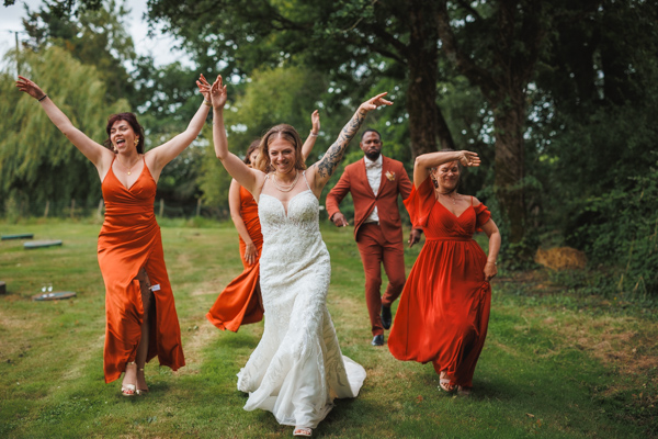 La voiture des mariés est garée devant le lieu de réception lors d'un mariage au château de la Sébrandière en Vendée