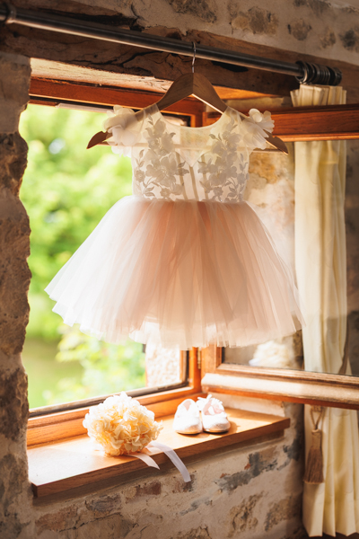 La décoration de table est dressée lors d'un mariage au château de la Sébrandière en Vendée