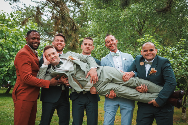 Les mariés s'embrassent dans une voiture lors d'un mariage au château de la Sébrandière en Vendée