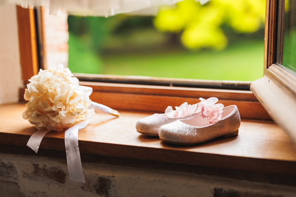 La décoration de table est dressée lors d'un mariage au château de la Sébrandière en Vendée