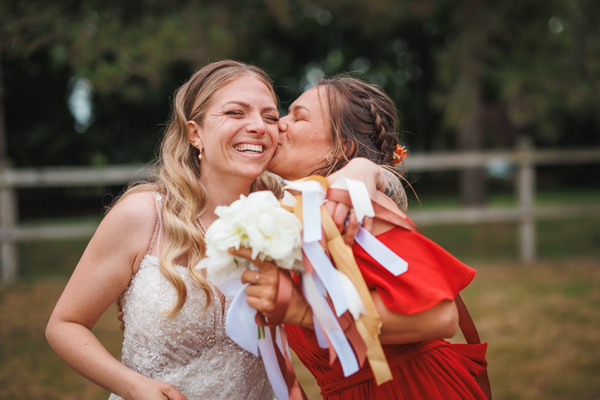 La voiture des mariés est garée devant le lieu de réception lors d'un mariage au château de la Sébrandière en Vendée