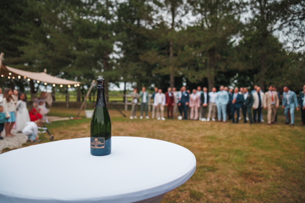 La voiture des mariés est garée devant le lieu de réception lors d'un mariage au château de la Sébrandière en Vendée