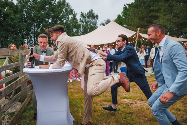 Les mariés s'embrassent dans une voiture lors d'un mariage au château de la Sébrandière en Vendée