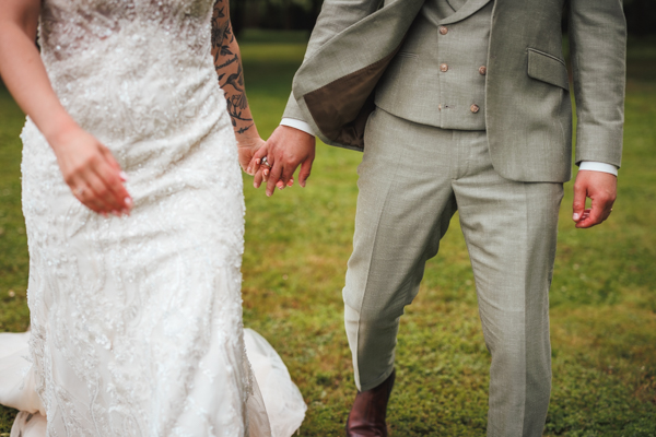 Les mariés se tiennent la main lors d'un mariage au château de la Sébrandière en Vendée