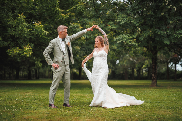 Les mariés se sourient lors d'un mariage au château de la Sébrandière en Vendée