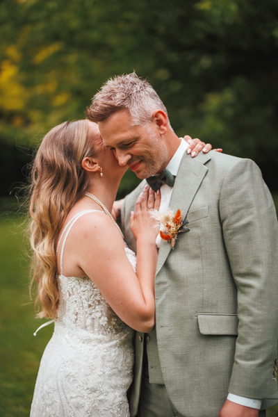 Les mariés se tiennent la main lors d'un mariage au château de la Sébrandière en Vendée