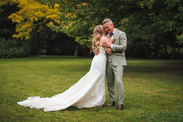 Les mariés se sourient lors d'un mariage au château de la Sébrandière en Vendée