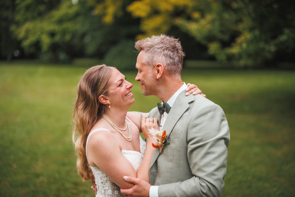 La mariés sortent par la porte du domaine lors d'un mariage au château de la Sébrandière en Vendée