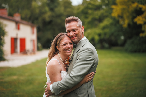 Les mariés courent lors d'un mariage au château de la Sébrandière en Vendée