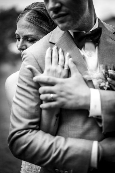 Les mariés descendent l'escalier lors d'un mariage au château de la Sébrandière en Vendée