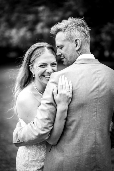 Les mariés se sourient lors d'un mariage au château de la Sébrandière en Vendée