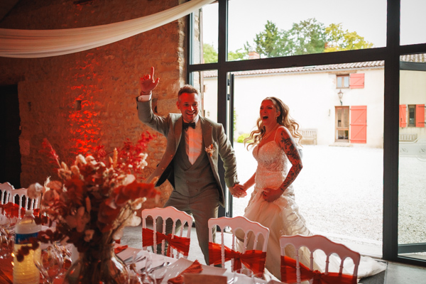 Les mariés s'embrassent dans une voiture lors d'un mariage au château de la Sébrandière en Vendée