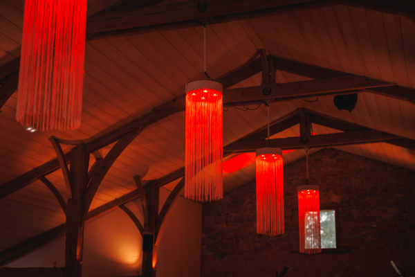 La mariés sortent par la porte du domaine lors d'un mariage au château de la Sébrandière en Vendée