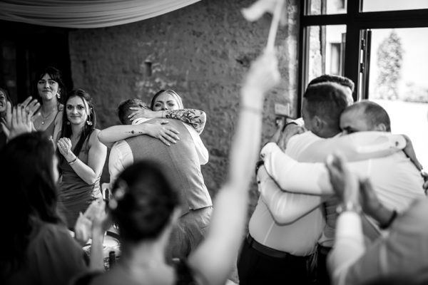 La voiture des mariés est garée devant le lieu de réception lors d'un mariage au château de la Sébrandière en Vendée