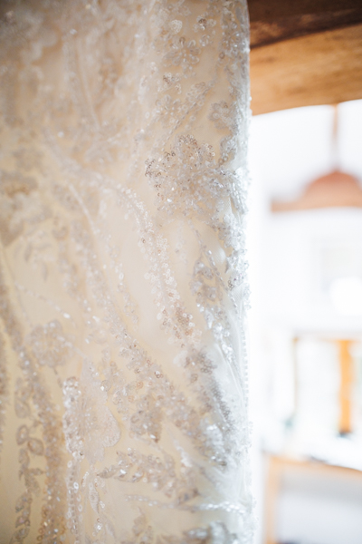 Les mariés descendent l'escalier lors d'un mariage au château de la Sébrandière en Vendée