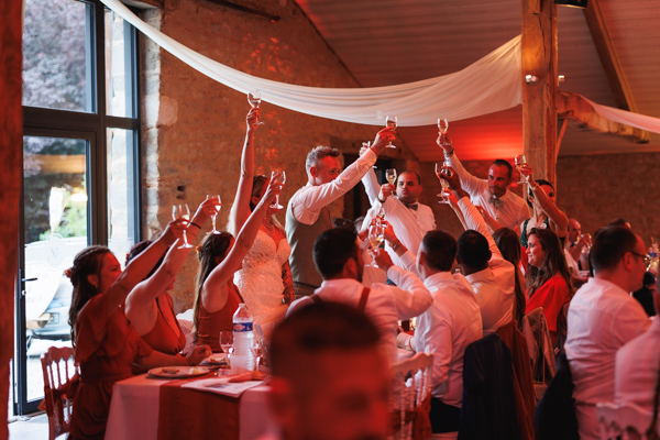 La voiture des mariés est garée devant le lieu de réception lors d'un mariage au château de la Sébrandière en Vendée