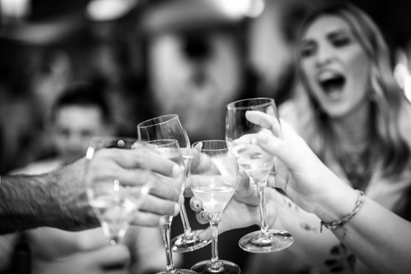 La voiture des mariés est garée devant le lieu de réception lors d'un mariage au château de la Sébrandière en Vendée