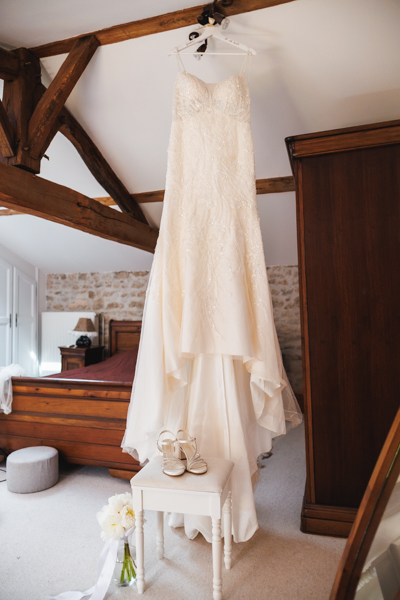 La mariés sortent par la porte du domaine lors d'un mariage au château de la Sébrandière en Vendée