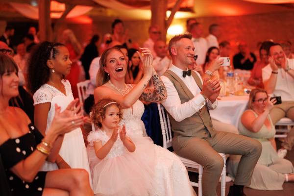 Le DJ règle ses platines lors d'un mariage au château de la Sébrandière en Vendée