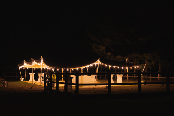 Le DJ règle ses platines lors d'un mariage au château de la Sébrandière en Vendée