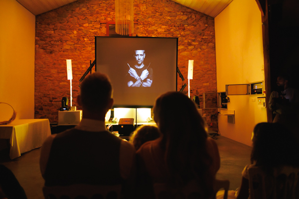 Le DJ fait danser les invités lors d'un mariage au château de la Sébrandière en Vendée