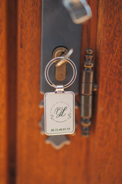 Les alliances sont posées sur la papèterie lors d'un mariage au château de la Sébrandière en Vendée