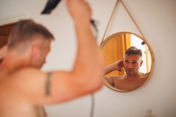 La table des mariés est dressée lors d'un mariage au château de la Sébrandière en Vendée