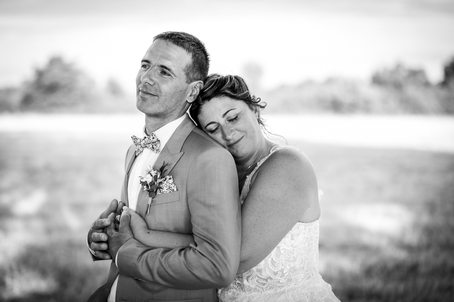 La voiture des mariés est garée devant le lieu de réception lors d'un mariage au château de la Sébrandière en Vendée