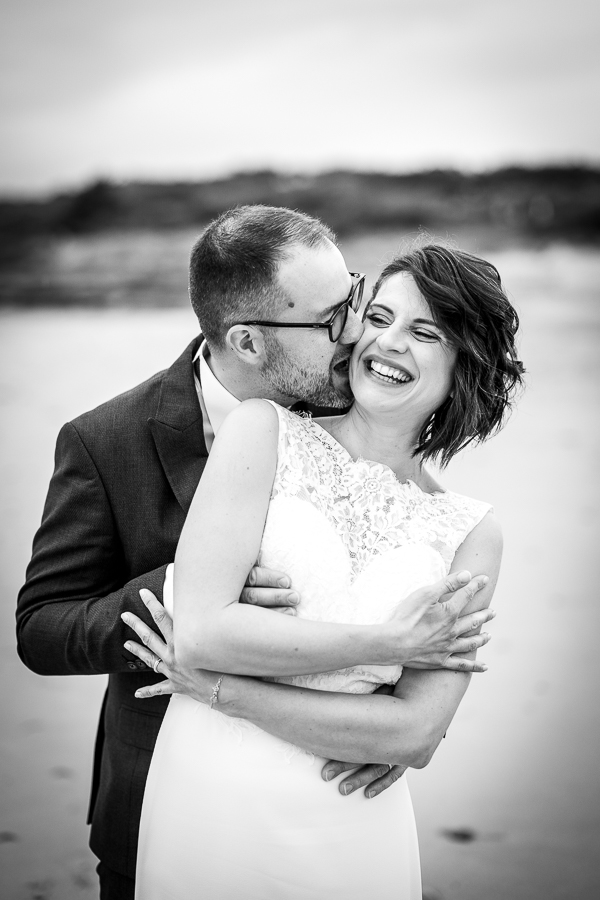 Séance de photographies de couple sur la plage - Photographe Mariage 